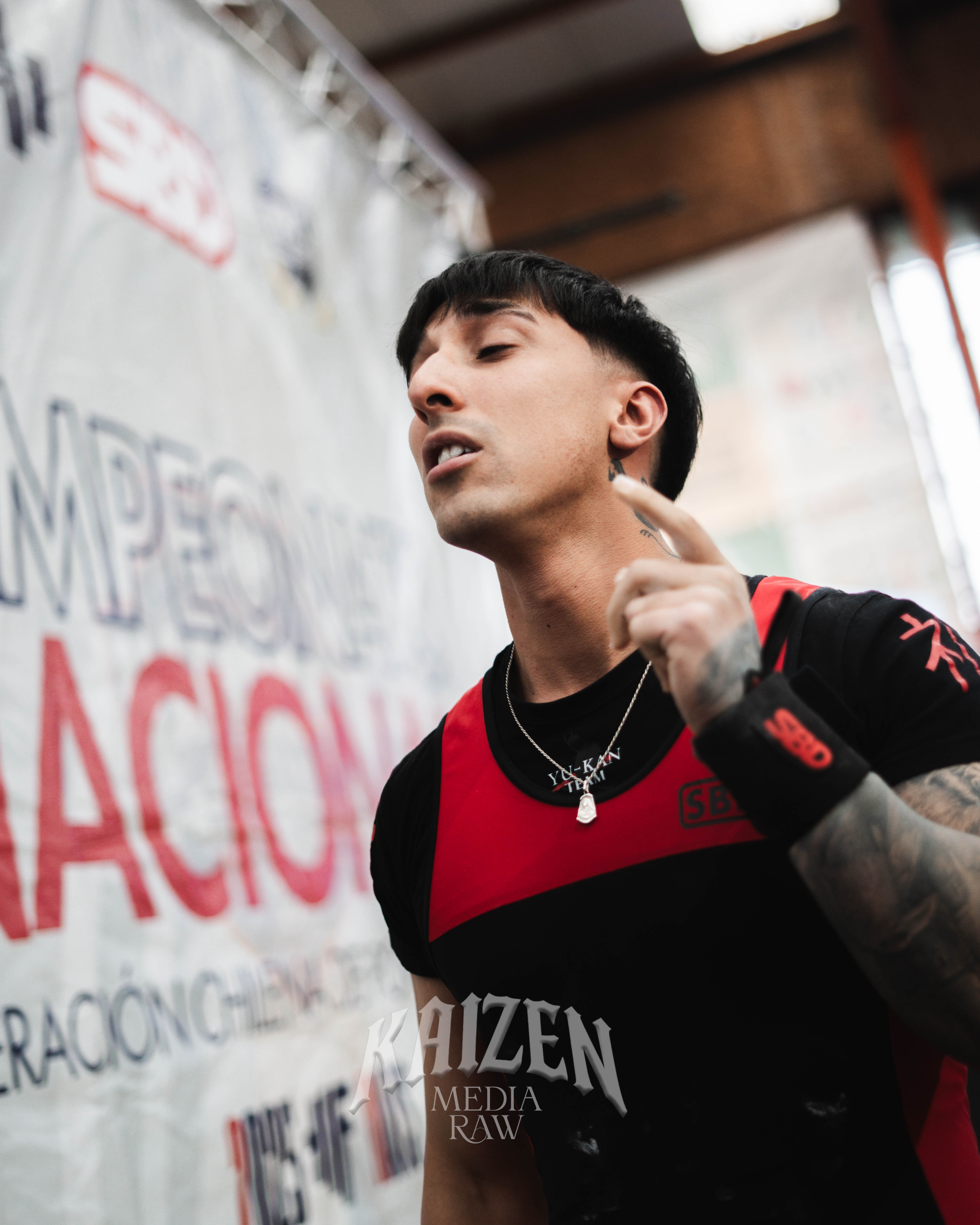 Coche de la marca Derco en un camino de tierra